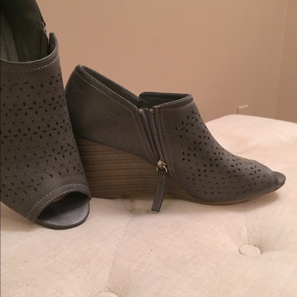 Ash gray wood like heel booties